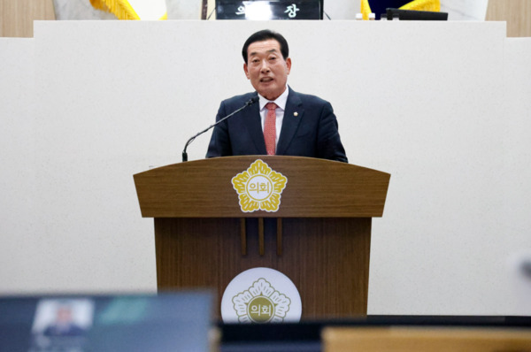 당진시의회는 29일 더불어민주당 김명진 의원이 제124회 임시회 제2차 본회의에서 5분 자유발언을 통해 "지역 경제의 근간인 철강산업이 심각한 위기를 맞고 있다"며, 정부와 당진시의 선제적 대응과 실질적 지원 대책 마련을 촉구했다고 밝혔다. / 당진시의회 제공