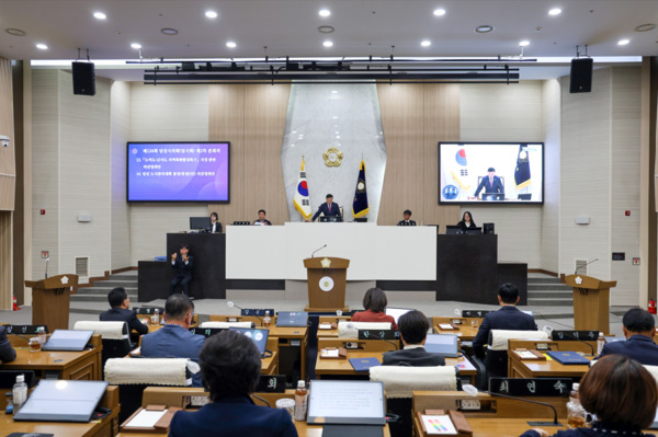 당진시의회는 29일 제124회 임시회 제2차 본회의를 끝으로 8일간의 회기일정을 모두 마무리한 가운데, 서영훈 의장이 폐회를 선언하고 있다. / 당진시의회 제공