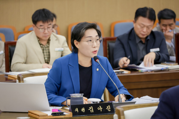 서천군의회는 지난 23일 제335회 임시회 제2차 본회의에서 김아진 의원이 대표 발의한 '서천군 마을교육공동체 활성화 지원에 관한 조례안'이 원안 가결됐다고 밝혔다. / 김아진 의원 제공