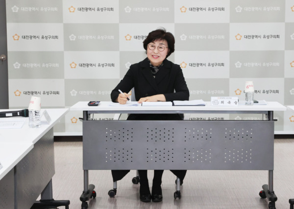 유성구의회는 29일 미래형 생활스포츠 정책연구회가 연구용역 중간보고회를 개최하고, 지역 특성과 구민의 다양한 수요를 반영한 미래형 스포츠 정책지원 방안에 대해 논의한 가운데, 최옥술 대표의원이 의견을 경청하고 있다. / 유성구의회 제공