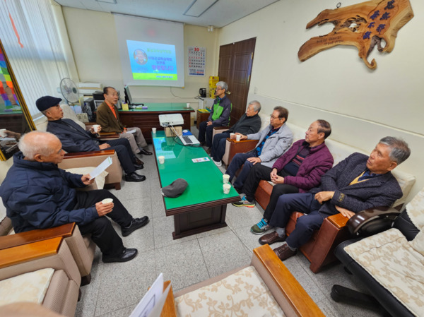 부여군교육삼락회는 지난 28일 부여도서관에 있는 부여군교육삼락회 사무실에서 부여교육지원청 및 충남교육삼락회 관계자들과 지역 교육현안에 대한 소통의 시간을 가졌다고 밝혔다. / 충남교육삼락회 제공