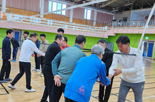 부여군교육삼락회는 지난 28일 부여도서관에 있는 부여군교육삼락회 사무실에서 부여교육지원청 및 충남교육삼락회 관계자들과 지역 교육현안에 대한 소통의 시간을 가진 가운데, 소통의 시간이 끝난 뒤에 친선배구대회를 진행하고 있다. / 충남교육삼락회 제공