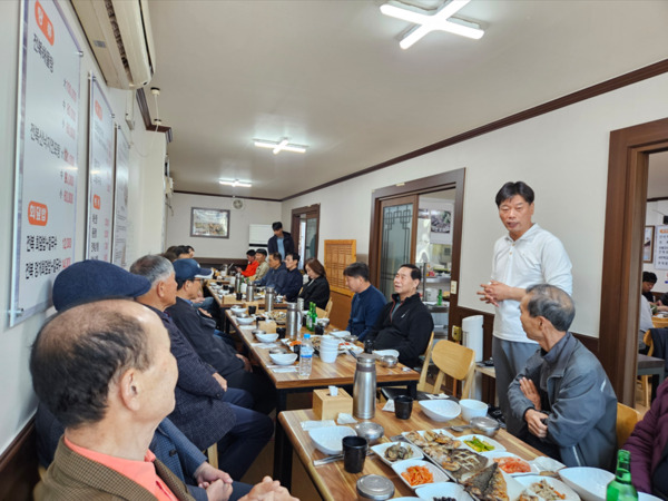 부여군교육삼락회는 지난 28일 부여도서관에 있는 부여군교육삼락회 사무실에서 부여교육지원청 및 충남교육삼락회 관계자들과 지역 교육현안에 대한 소통의 시간을 가진 가운데, 소통의 시간과 친선배구대회 이후 오찬이 진행되고 있다. / 충남교육삼락회 제공