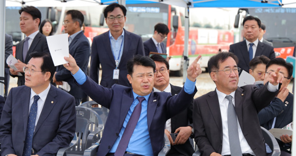 더불어민주당 복기왕 의원은 지난 29일 국토교통부 종합 국정감사에서 충남의 핵심 지역 현안을 직접 챙기며 실질적인 성과를 이끌어냈다고 밝혔다. 사진은 지난 21일 국회 국토교통위원회 국정감사 세종 국회의사당과 대통령 제2집무실 부지 방문 / 복기왕 의원 제공