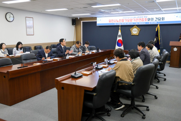 당진시의회 행정문화위원회는 지난 29일 의회 대회의실에서 당진시노인장기요양기관연합회 관계자들과 간담회를 개최하고, 장기요양기관 운영 과정에서 나타난 현장의 애로사항과 건의사항을 청취했다고 밝혔다. / 당진시의회 제공
