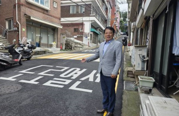 종로구의회는 지난 27일 김종보 의원이 창신10가길 및 숭인동1길 일대 등 창신·숭인동 지역 도로 열선 설치 현장을 방문해 시공 현황과 안전관리 실태를 꼼꼼히 점검했다고 밝혔다. / 김종보 의원 제공