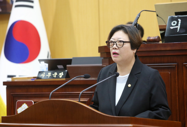 서산시의회는 30일 더불어민주당 가선숙 의원이 제309회 임시회 제5차 본회의에서 '복지신청 자동지급제 시행 촉구 건의안'을 대표 발의한 가운데, 건의안을 대표 발의한 가선숙 의원이 제안 설명을 하고 있다. / 서산시의회 제공
