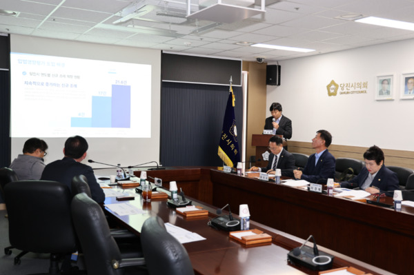 당진시의회는 지난 30일 완주군의회 의원 연구단체인 '조례 정비 및 특례 발굴 연구회'와 간담회를 개최하고, 입법영향평가 제도 운영 경험과 노하우를 공유하는 시간을 가졌다고 밝혔다. / 당진시의회 제공