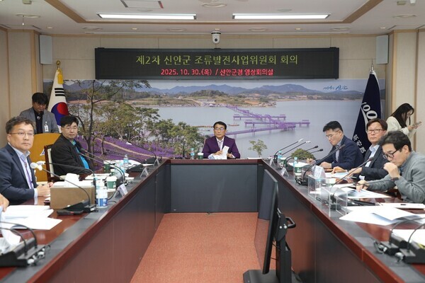 전남 신안군은 최근 군 영상회의실에서 열린 ‘제2차 신안군 조류발전사업위원회 회의’에서 ‘신안군 조류발전사업 육성 기본계획 최종보고서’를 공식 채택했다./신안군 제공