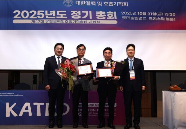 좌측부터 유한양행 유재천 부사장, 삼성서울병원 정만표 교수, 칠곡경북대학교병원 박재용 교수, 대한결핵 및 호흡기학회 안중현 회장