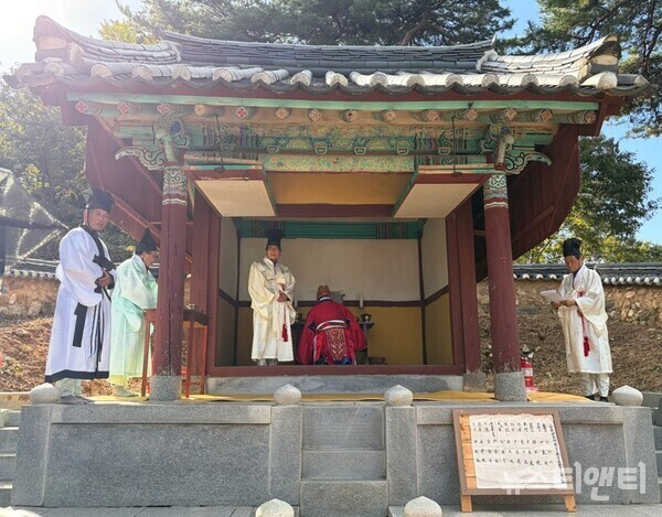 11월 2일 청남면 이산사에서 조성한선생의 제향을 봉행하고 있다. / 청양군 제공
