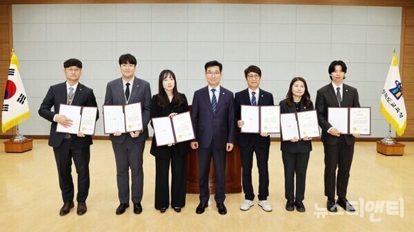 ‘2025년 친절교직원’, ‘2025년 하반기 국민신문고 민원만족도 우수 부서 및 직원’ 시상식 / 충청북도교육청 제공