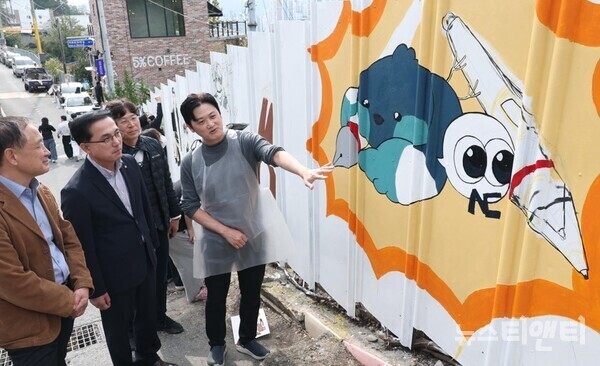 박희조 동구청장이 ‘대동 하늘마을 벽화거리 조성사업’ 현장을 둘러보고 있다. / 대전 동구 제공