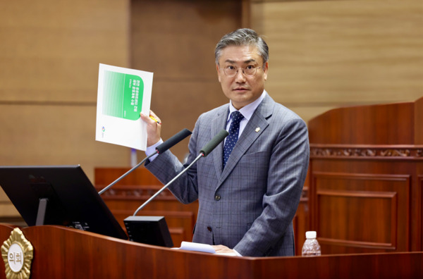 천안시의회는 지난 10월 31일 제283회 임시회 제7차 본회의에서 더불어민주당 배성민 의원이 시정질문을 통해 천안시가 추진 중인 성성동 아트센터 건립사업과 관련하여 "시민이 함께 만들어가는 열린 문화공간으로 완성되길 바란다"며, 아트센터 건립 필요성과 향후 추진 방향에 대해 질의했다고 밝혔다. / 천안시의회 제공