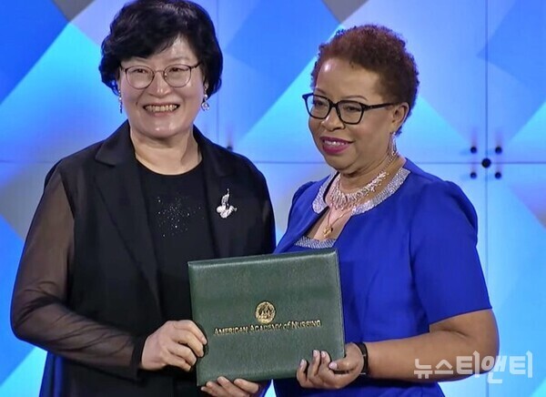 충남대학교 간호학과 송라윤 교수(왼쪽) 미국간호학술원(AAN) 펠로우(FAAN) 선정 기념촬영 / 충남대학교 제공
