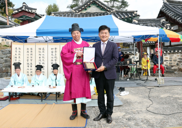 유성구의회는 4일 김동수 의장이 전통문화 계승과 지역사회 발전에 기여한 공로를 인정받아 진잠향교로부터 감사패를 수상했다고 밝혔다. / 김동수 의장 제공