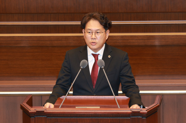 충북도의회는 지난 3일 이정범 의원(충주2)이 제430회 정례회 제1차 본회의에서 5분 자유발언을 통해 "2027 충청 유니버시아드대회의 성공적인 개최를 위해 기초자치단체와의 협력 강화가 반드시 필요하다"고 강조했다. / 충북도의회 제공