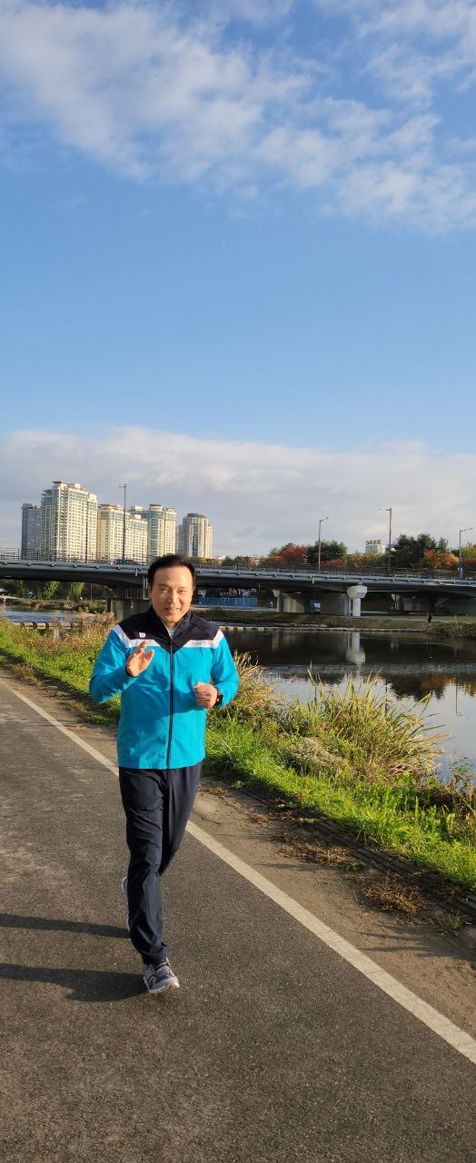 임태희 경기도교육감이 ‘하이러닝 달리기 캠페인’에 참여 중이다. / 경기도교육청 제공