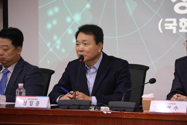 국민의힘 성일종 의원은 4일 국회에서 한국정치학회와 '글로벌 지정학 위기와 한국 방위산업 발전 전략'을 주제로 특별학술회의를 개최한 가운데, 토론회를 주최한 성일종 의원이 발언하고 있다. / 성일종 의원 제공