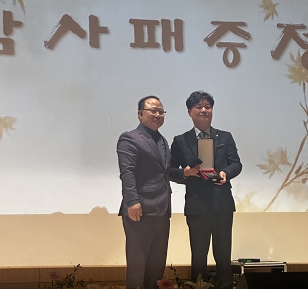 좌측)서금석 대한주택관리사협회 광주시회장. 우측)서상기 전국아파트입주자대표회의연합회 광주지부장(사진=전아연)