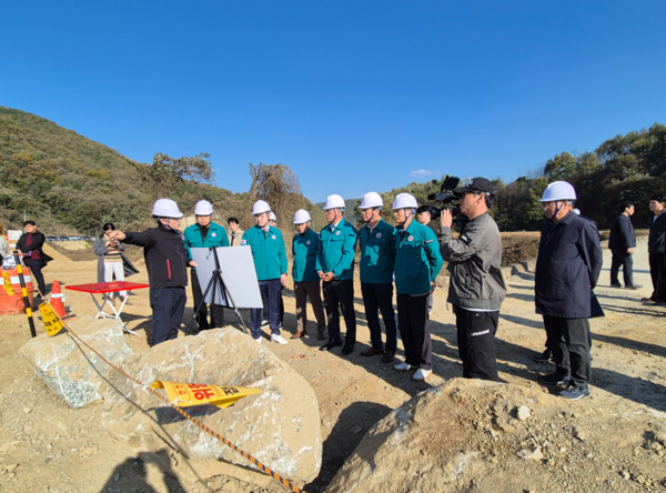 충북도의회 건설환경소방위원회는 4일 제430회 정례회 기간 중 괴산군 불정면 지장리 일원 '지장~목도 도로선형개량공사' 현장을 방문했다고 밝혔다. / 충북도의회 제공