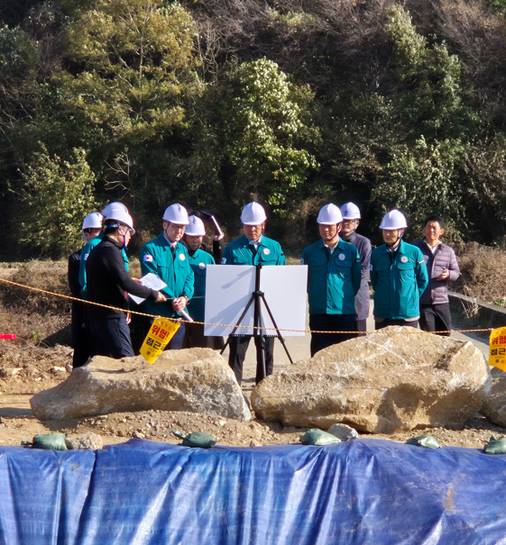 충북도의회 건설환경소방위원회는 4일 제430회 정례회 기간 중 괴산군 불정면 지장리 일원 '지장~목도 도로선형개량공사' 현장을 방문했다고 밝혔다. / 충북도의회 제공