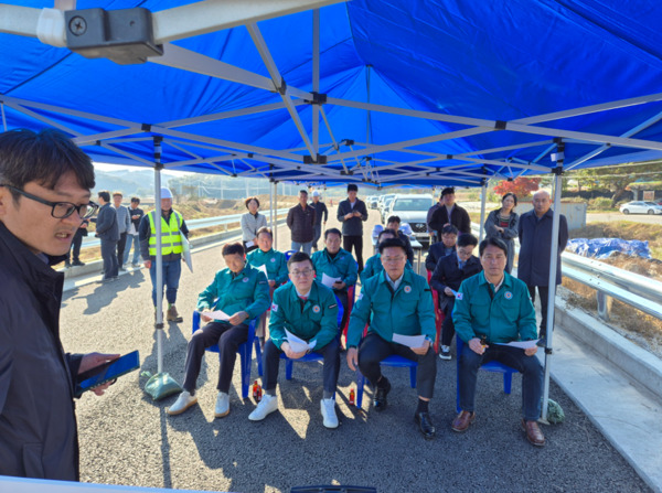 충북도의회 건설환경소방위원회는 4일 제430회 정례회 기간 중 괴산군 불정면 지장리 일원 '지장~목도 도로선형개량공사' 현장을 방문했다고 밝혔다. / 충북도의회 제공