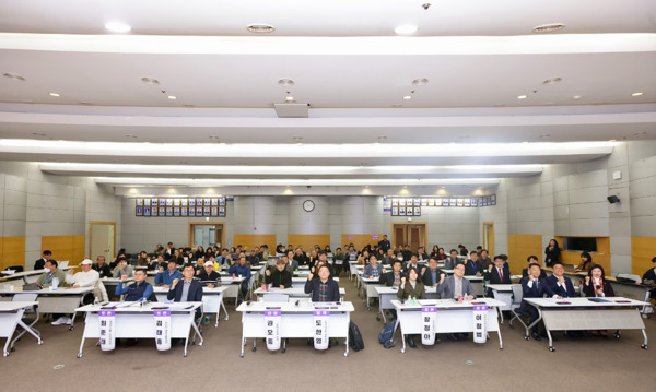 천안시의회는 지난 3일 오전 10시 천안시청 대회의실에서 '천안 시내버스 준공영제, 시민과 함께 길을 묻다'라는 주제로 정책토론회를 개최한 가운데, 노종관 의원(건설교통위원장)을 비롯한 참석자들이 화이팅을 외치고 있다. / 천안시의회 제공