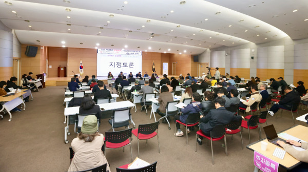 천안시의회는 지난 3일 오전 10시 천안시청 대회의실에서 '천안 시내버스 준공영제, 시민과 함께 길을 묻다'라는 주제로 정책토론회를 개최했다고 밝혔다. / 천안시의회 제공