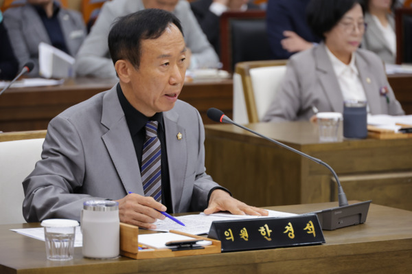 서천군의회는 지난 10월 24일 한경석 의원이 제335회 임시회 제3차 본회의에서 군정질문을 통해 서천읍과 장항읍 일대의 상습 침수 피해 문제를 지적하며, "임시복구가 아닌 근본적이고 실행 가능한 개선 로드맵을 조속히 마련하라"고 촉구했다고 밝혔다. / 한경석 의원 제공