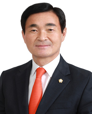 서산시의회는 지난 2일 서산중앙고등학교 체육관에서 열린 제4회 통일기원 전진대회 및 한마음대회에서 국민의힘 안원기 의원이 서산시재향군인회로부터 감사패를 수상했다고 밝혔다. / 안원기 의원 제공