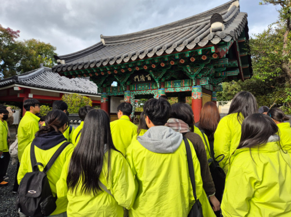 충남사회서비스원은 지난 3일부터 오는 6일까지 3박 4일간 ‘2025 백제역사탐방’을 추진한다고 밝혔다. / 충남사회서비스원 제공
