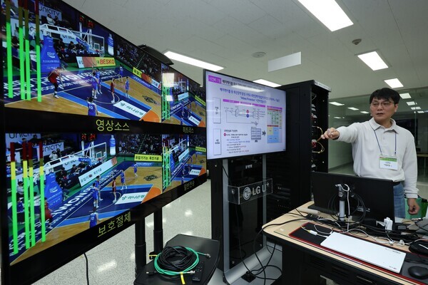 LG유플러스가 내년 2월 이탈리아 밀라노에서 개최되는 동계올림픽 방송 중계 준비에 박 차를 가하고 있다. 사진은 LG유플러스 임직원이 안양사옥 방송센터에서 ‘히트리스 프로텍 션’ 기술을 시연하고 있는 모습(1)과 방송중계 장비를 조작하고 있는 모습  █