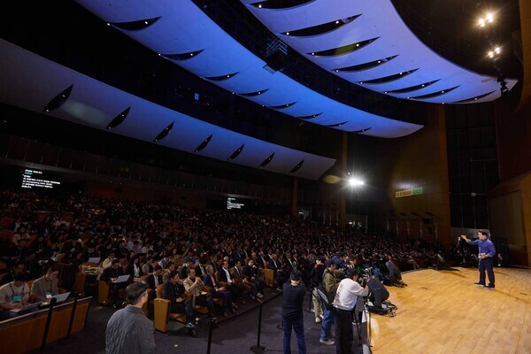 3일 서울 강남구 코엑스에서 열린 ‘SK AI Summit(서밋) 2025’에서 청중들이 최태원 회장의 ‘AI Now & Next’를 주제로한 기조연설을 듣고 있다.