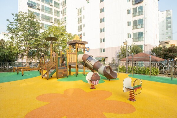 양천구 신월5동 쉼터공원에 새롭게 조성된 어린이놀이시설 전경. / 양천구청 제공