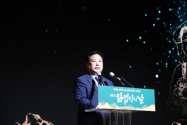 더불어민주당 어기구 의원은 지난 4일 국회 의원회관 대회의실에서 ‘제6회 임업인의 날’ 행사를 성황리에 개최한 가운데, 국회 농림축산식품해양수산위원회 위원장을 맡고 있는 어기구 의원이 인사말을 하고 있다. / 어기구 의원 제공