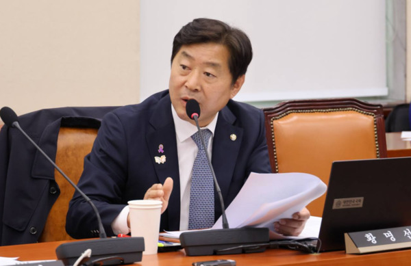 더불어민주당 황명선 의원에 따르면, 국방부가 기획재정부에 제출한 예산안과 정부안을 비교·분석한 결과 기재부가 불필요한 예산을 과다 편성한 것으로 확인됐다고 밝혔다. / 황명선 의원 제공