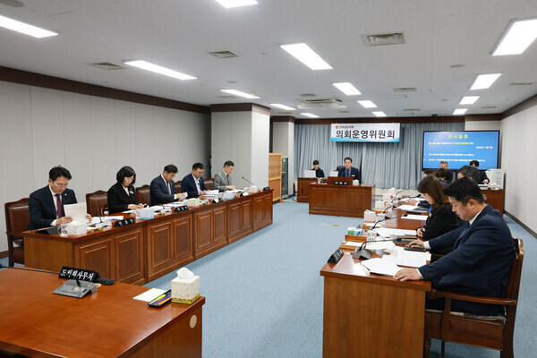 행정사무감사에서 위원들은 단순한 지적에 그치지 않고 의회사무처의 조직 역량 강화와 의정지원 기능 향상을 위한 다양한 발전 방안을 제시했다./전남도의회 제공