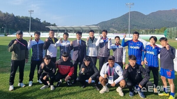 윤건영 충북교육감(뒷줄 왼쪽 다섯 번째)이 5일 부산에서 개최 중인 제45회 전국장애인체육대회 현장을 격려 방문한 가운데, 학생선수단과 기념촬영을 하고 있다. / 충청북도교육청 제공