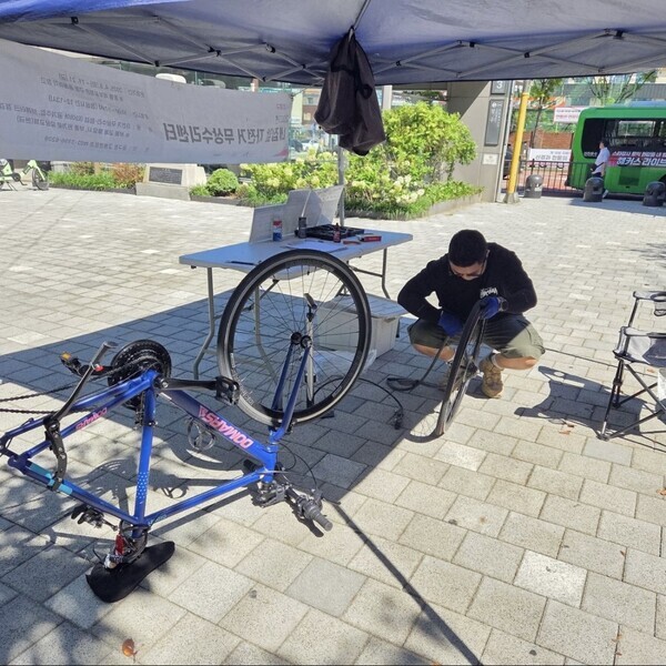 서울 중구가 운영 중인 ‘내 집 앞 자전거 무상수리센터’에서 주민이 자전거를 점검받고 있다. / 중구청 제공