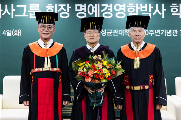 (왼쪽부터) 성균관대 유지범 총장, 라까사그룹 이현구 회장, 성균관대 이내응 대학원장