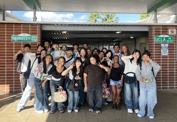 성북구 청소년대표단이 미국 캘리포니아 부에나파크 고등학교를 방문해 현지 학생들과 함께 기념촬영을 하고 있다. / 성북구청 제공