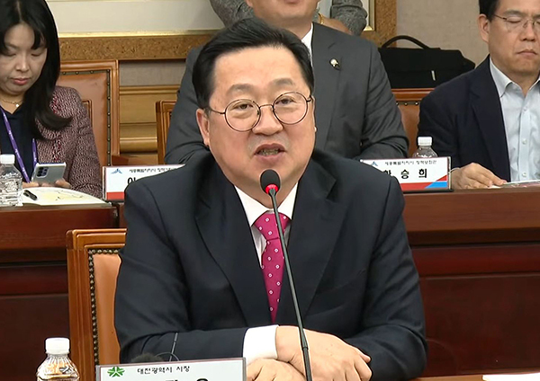 대전시가 5일 열린 국민의힘 중앙당과의 충청권 지역민생 예산정책협의회에서 대전교도소 이전과 혁신도시 공공기관 이전을 내년도 정부 예산에 반드시 반영해 달라고 요구했다. (사진=이장우 대전시장이 5일 대전시청에서 열린 충청권 지역민생예산정책협의회에서 발언하고 있다.)