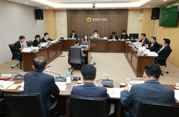 충북도의회 산업경제위원회는 5일 제430회 정례회에서 경제통상국·충청북도기업진흥원·충북신용보증재단에 대한 2025년도 행정사무감사를 실시했다고 밝혔다. / 충북도의회 제공