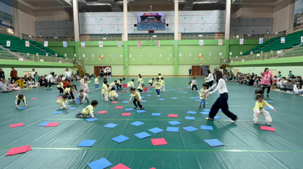 서산 성연유치원은 지난 10월 31일 서산시민체육관에서 유치원 전체 원아와 부모가 참여한 '2025 가족 사랑 한마음 운동회'를 개최했다고 밝혔다. / 서산교육지원청 제공