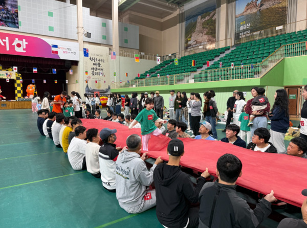 서산 성연유치원은 지난 10월 31일 서산시민체육관에서 유치원 전체 원아와 부모가 참여한 '2025 가족 사랑 한마음 운동회'를 개최했다고 밝혔다. / 서산교육지원청 제공