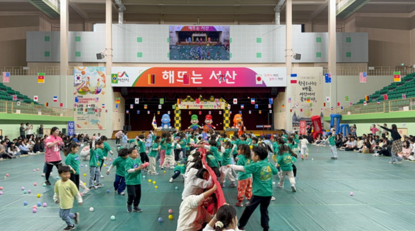 서산 성연유치원은 지난 10월 31일 서산시민체육관에서 유치원 전체 원아와 부모가 참여한 '2025 가족 사랑 한마음 운동회'를 개최했다고 밝혔다. / 서산교육지원청 제공