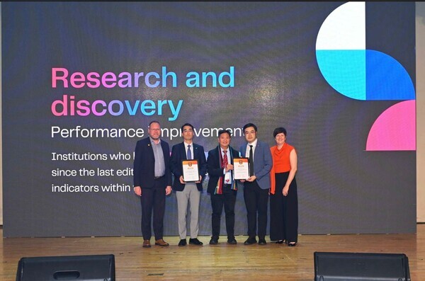 박청규 동국대 평가감사실장(왼쪽에서 두번째)이 수상 후 관계자들과 사진을 촬영하고 있다.