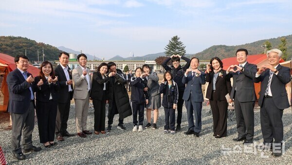 ‘대전특수교육수련체험관’ 개관식에 참석한 교육청 관계자들과 학생들이 기념촬영을 하고 있다. / 대전시교육청 제공