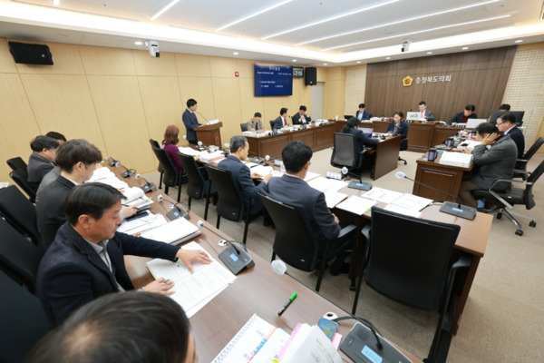 충북도의회 건설환경소방위원회는 5일 제430회 정례회 중 소방본부와 재난안전실에 대한 2025년도 주요업무 추진상황을 보고 받고, 행정사무감사를 실시했다고 밝혔다. / 충북도의회 제공